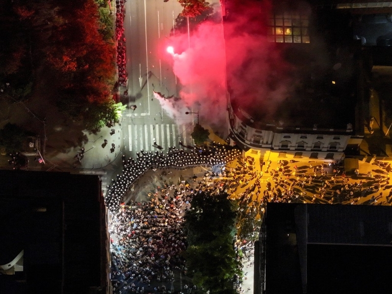 塞爾維亞民眾參加反政府抗議活動，要求提前選舉。路透社