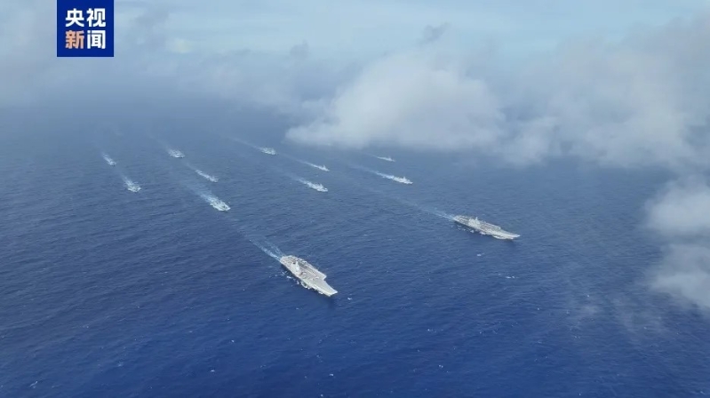 遼寧艦、山東艦編隊首次開展雙航母編隊演練。