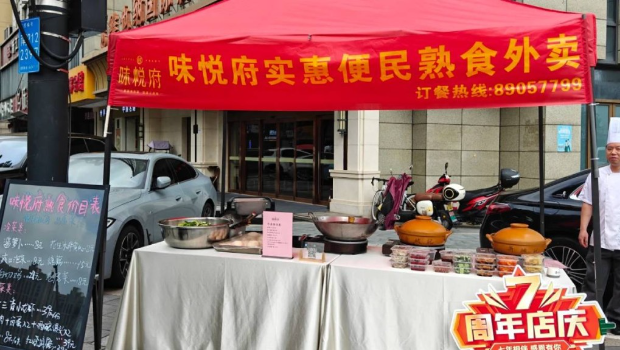 內地餐飲市場迎來不景氣，許多中高檔食肆也要在門外擺攤求生存。