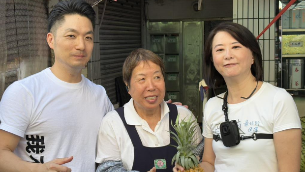 臺北市長蔣萬安6日一早陪國民黨“立委”王鴻薇掃街反罷，有許多攤商送上鳳梨、炸雞、花束。