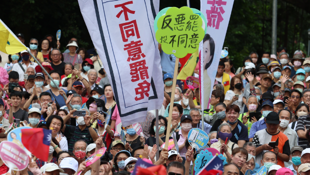 圖為北北基“反惡罷團結大會”6月21日在臺北榮星花園舉行，參與民眾揮舞標語并高呼口號，表達反對惡罷的立場。