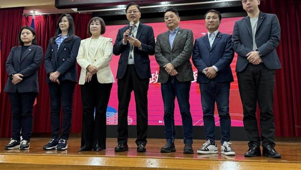 桃園市6席國民黨“立委”全數將進行罷免投票。圖為張善政與桃園6藍委。