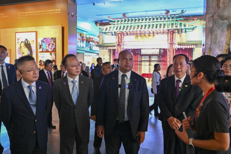 阿迪昂（左三）參訪位于廣東江門的中國僑都華僑華人博物館。 中新社