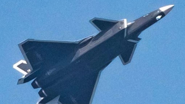 網上瘋傳的新照顯示，中方的全球第一款雙座5代戰機殲-20S似乎已服役