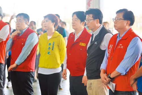 賴清德（中）勘災。