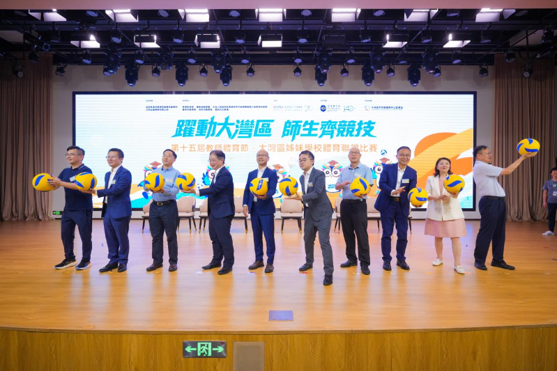 主禮嘉賓向臺下參賽教師傳遞輕排球