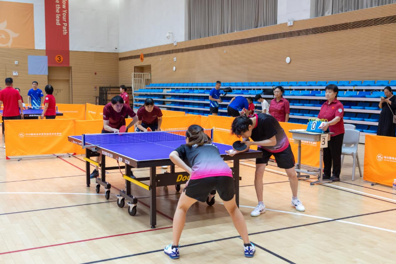 活動涵蓋乒乓球、羽毛球、三人籃球、五人足球、輕排球項目，教師們競技切磋，氣氛熱烈。