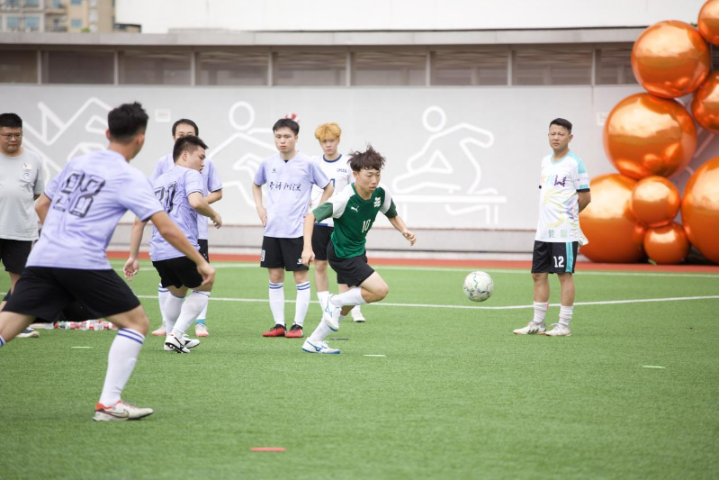 活動涵蓋乒乓球、羽毛球、三人籃球、五人足球、輕排球項目，教師們競技切磋，氣氛熱烈。2