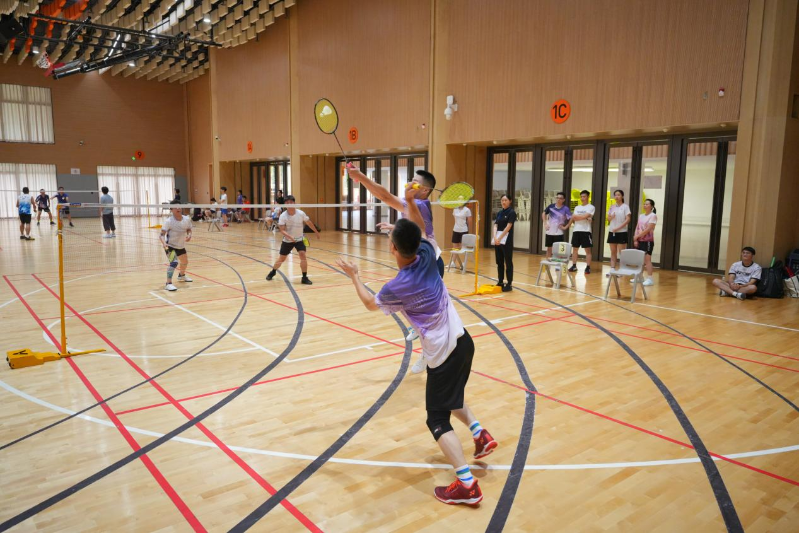 活動涵蓋乒乓球、羽毛球、三人籃球、五人足球、輕排球項目，教師們競技切磋，氣氛熱烈。3