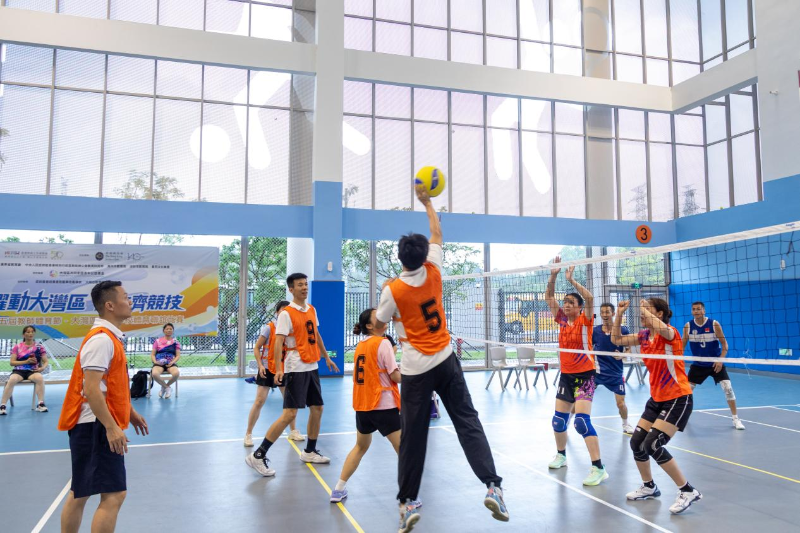 活動涵蓋乒乓球、羽毛球、三人籃球、五人足球、輕排球項目，教師們競技切磋，氣氛熱烈。4