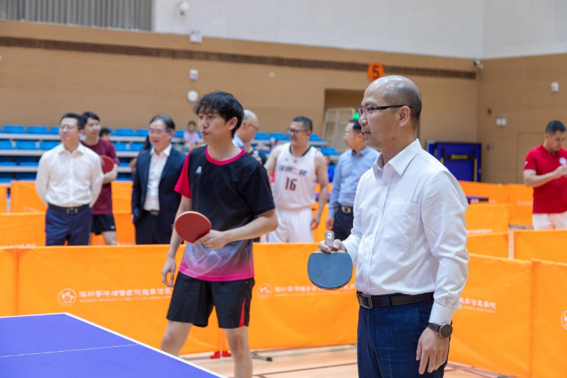 香港教聯會主席黃錦良和參賽教師互動。