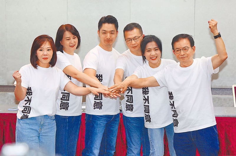 臺北市長蔣萬安（左3）出面力挺國民黨“立委”賴士葆（其余右起）、徐巧芯、羅智強、王鴻薇、李彥秀。