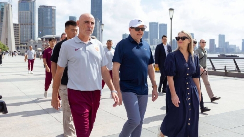 澳洲總理阿爾巴尼斯（中）在外灘漫步。 路透社