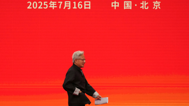 英偉達執行長黃仁勛在訪華前成功說服特朗普政府松綁H20芯片銷售禁令。