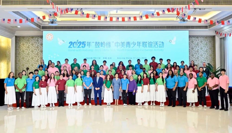 彭麗媛同兩國青少年和友人合影留念