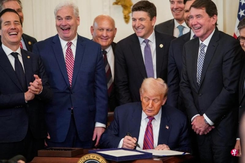 美國總統特朗普7月18日在白宮簽署“天才法案”。