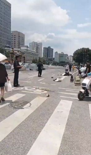越野車昆明鬧市撞行人逃逸 越野車昆明鬧市撞行人逃逸
