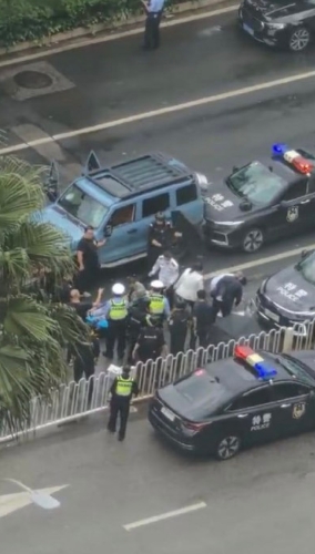 越野車昆明鬧市撞行人逃逸1 越野車昆明鬧市撞行人逃逸1