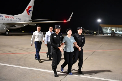 “百名紅通人員”周靜華被引渡回國 “百名紅通人員”周靜華被引渡回國