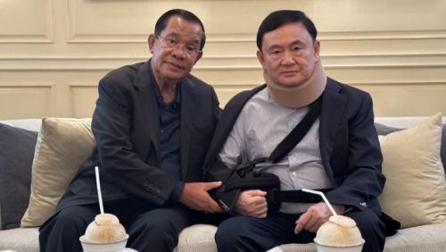 洪森（左）在fb貼出過往與他信（右）的親密合照。