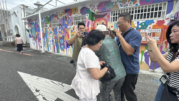 葉春蓮今天前往投票時，遭1名婦人阻擋去入。