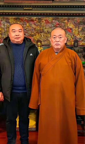 釋永信與四弟。微博@唐哲同學