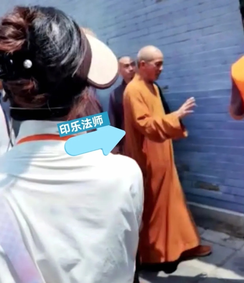有內媒直播期間意外捕獲少林新住持印樂法師。第一財經