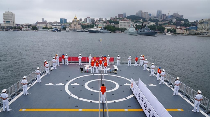 圖為7月31日參演中方艦艇編隊指揮艦紹興艦，抵達俄符拉迪沃斯托克某軍港。