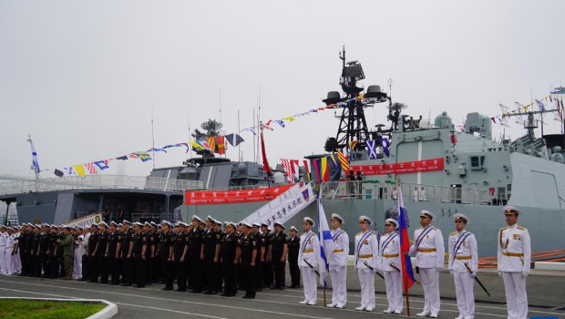 圖為參演中俄“海上聯合-2025”雙方官兵1日整齊列隊。