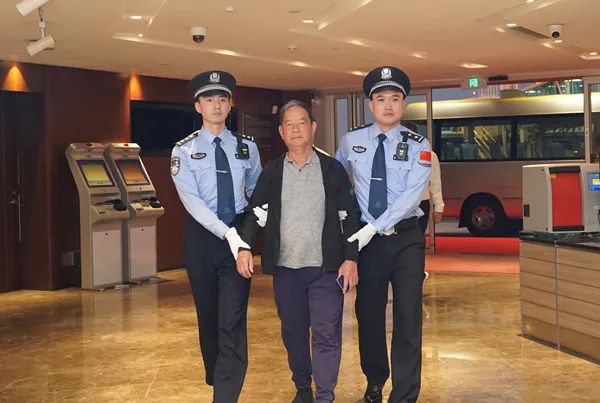 “百名紅通人員”梁錦文回國投案 “百名紅通人員”梁錦文回國投案