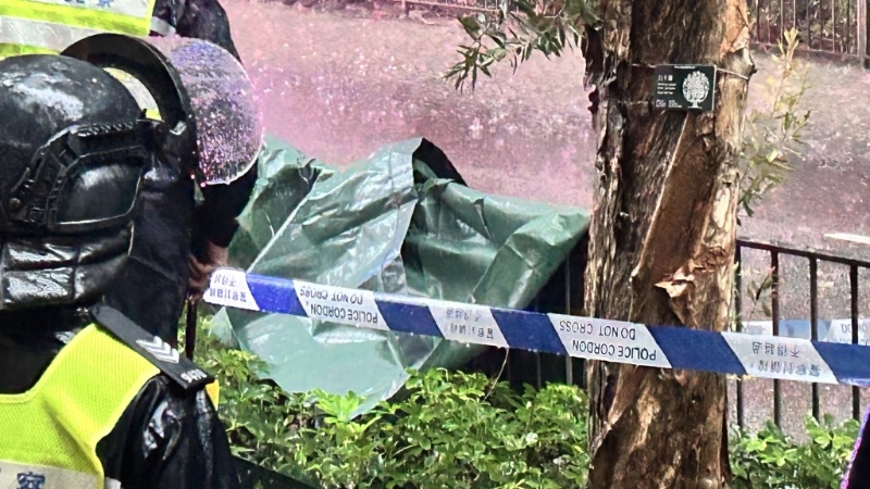 下身用帳篷遮蓋。