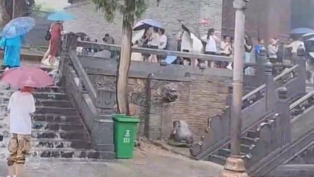 游客圖入內避雨遭拒，少林寺解釋因文物場所。