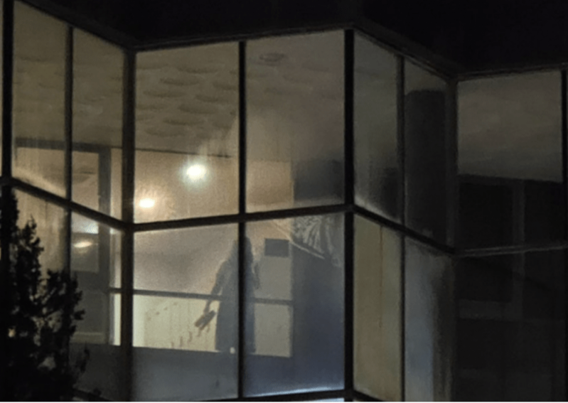 A先生還要求酒店配合，求證事件，果然當他的妻子在桑拿房站著時，由于桑拿房里空無一人，從草坪上就能清楚地看到她。