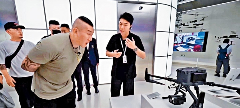 “館長”陳之漢到訪深圳大疆公司，體驗無人機。