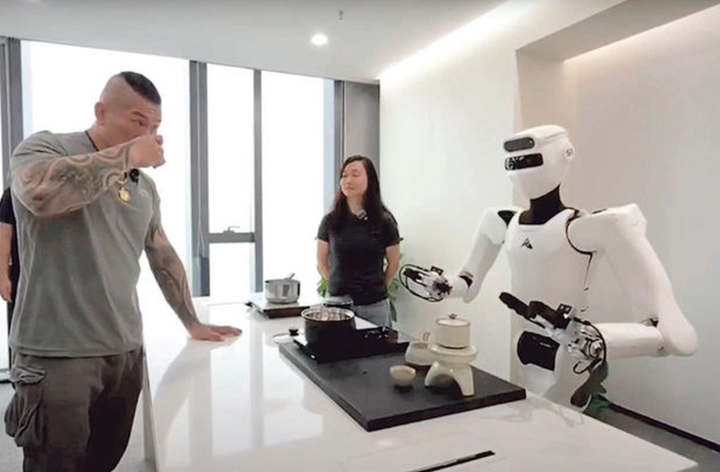 “館長”陳之漢在深圳體驗星塵智能機械人。