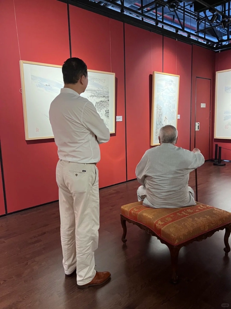 范曾近期觀看展覽的照片 范曾近期觀看展覽的照片