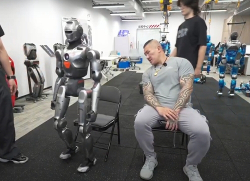 館長看到機器人展示運動能力，直呼中國科技世界第一。