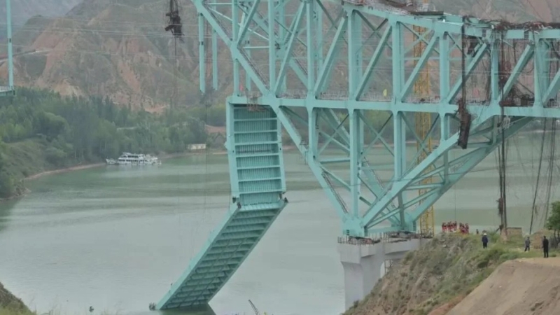 事發后，大橋有部件懸垂半空。