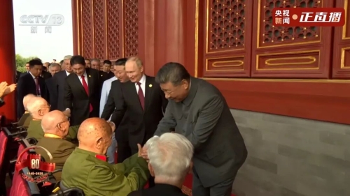 習近平與天安門城樓觀禮席的抗戰老兵親切握手。