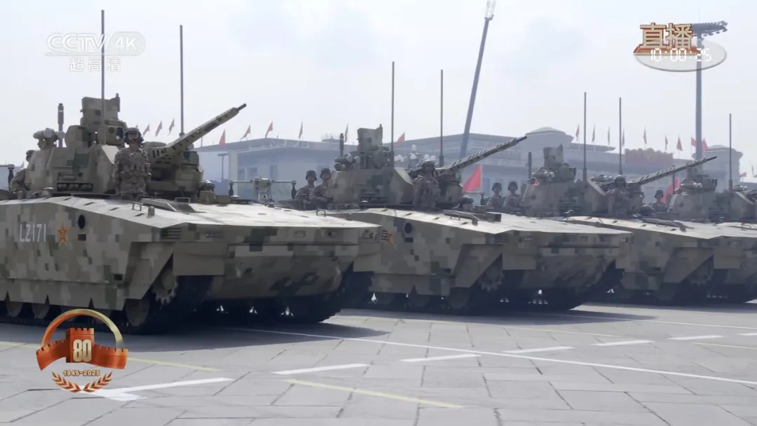 新型坦克和裝甲車駕駛員的穿戴設備也是一大亮點 新型坦克和裝甲車駕駛員的穿戴設備也是一大亮點