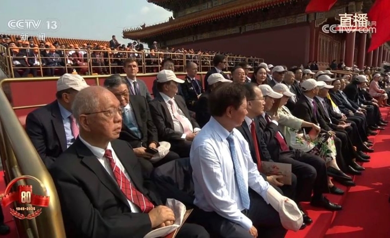 丘成桐(左一) 丘成桐(左一)