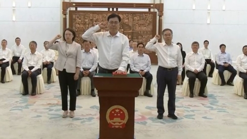 陳瑞峰（前）和雷建斌（右）分別宣誓就職國家民委主任及香港基本法副主任。