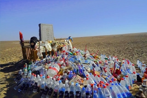 彭加木失蹤地紀念碑前的紀念。