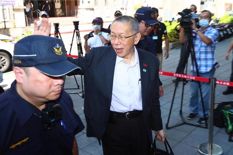 柯文哲與同案被告應曉薇預計于上午9時報到。