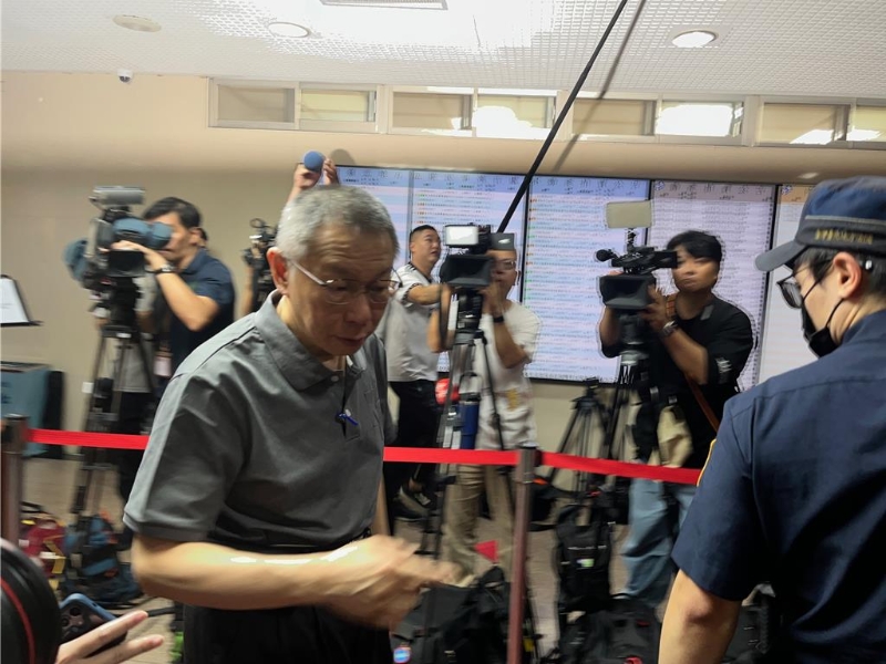 柯文哲早上8點50分已到法院，隨后帶往候審室，10點法官開庭時提訊。