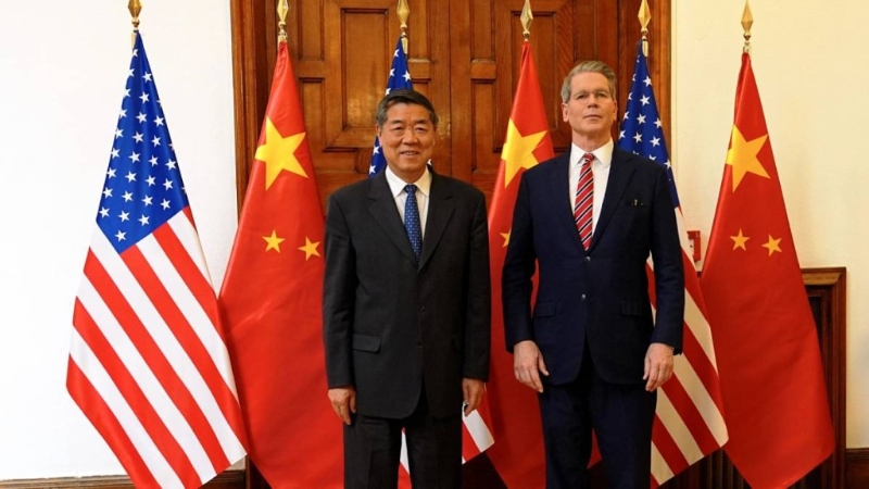 會談前，何立峰與貝森特合影。