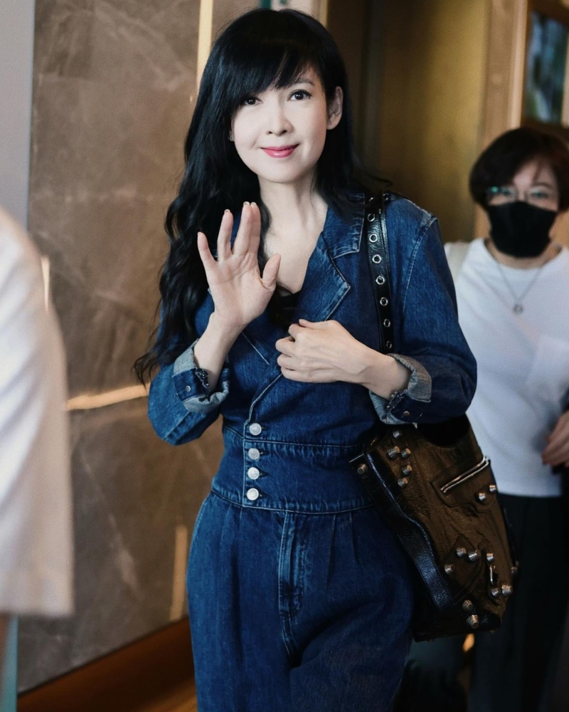 57歲的周慧敏保養得宜，依然好靚。