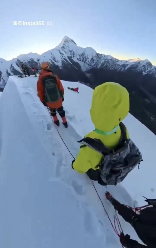 四川康定那瑪峰一人滑墜落崖死亡。