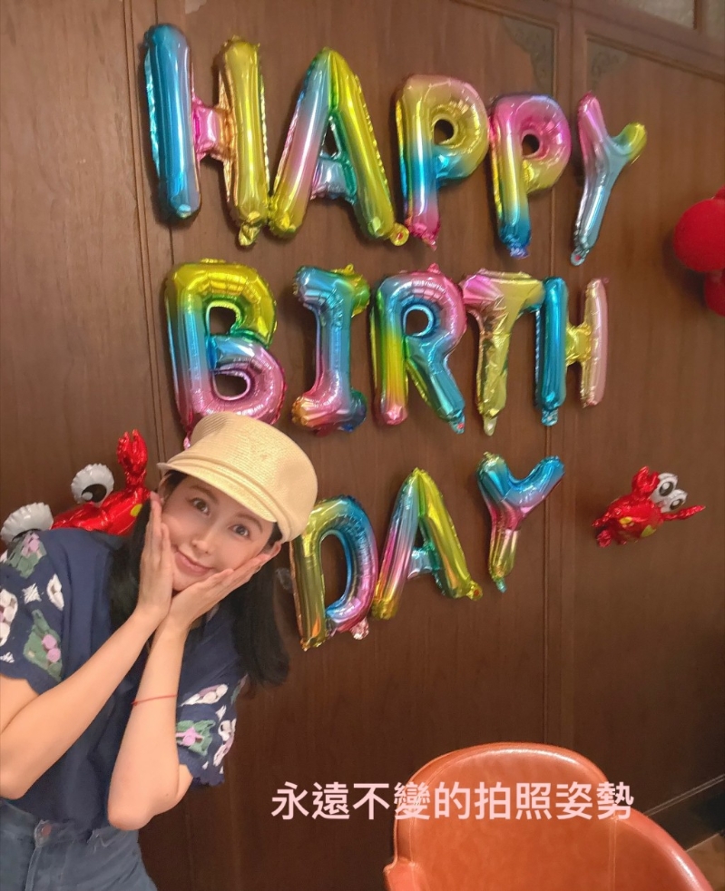 愷樂在生日氣球前擺出招牌姿勢，自嘲臉圓但依舊少女感十足。