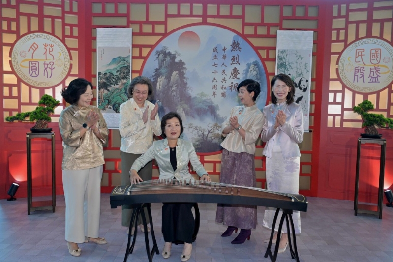 蔡若蓮即場教授眾人彈古箏。